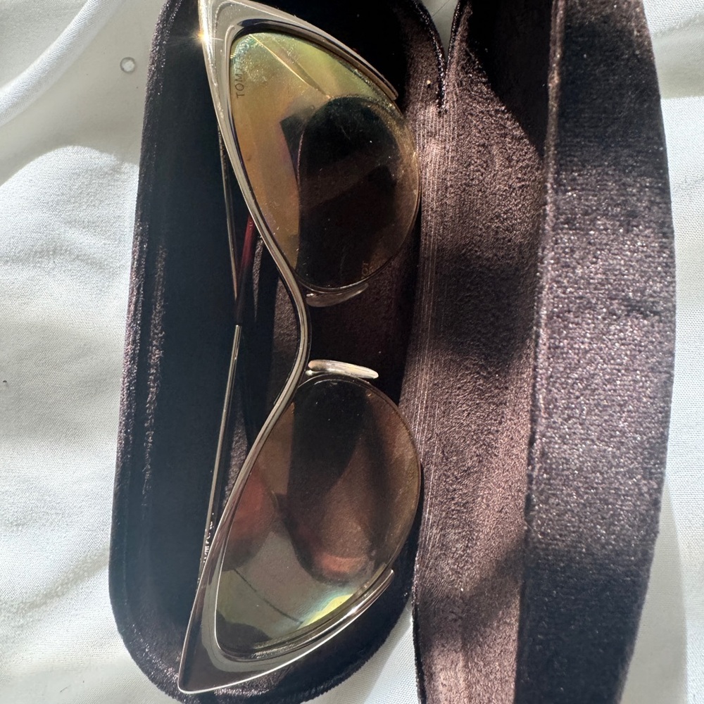 🕶️🕶️Tom Ford bold metallic Gold Sunnies 🕶️🕶️🔥🔥🔥🔥🔥🔥🔥